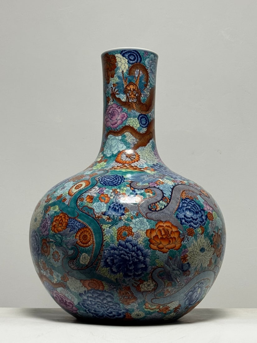 An Exquisite Doucai Flower Pattern Dragon Pattern Vase: An Exquisite Doucai Flower Pattern Dragon Pattern Vase Qing Dynasty, China Qianlong Six-character Mark Size:57cmx43cm (The Dimensions Of All Batches Are Manually Measured.If You Need More Detailed Inf
