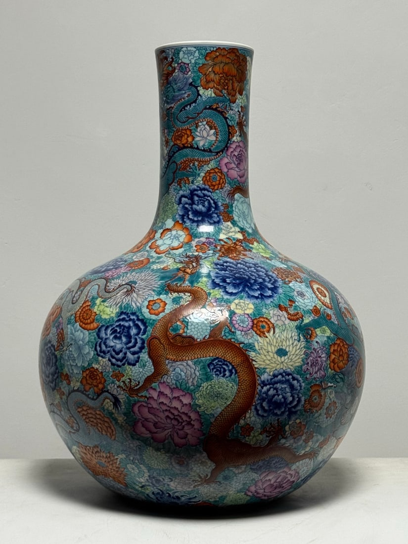 An Exquisite Doucai Flower Pattern Dragon Pattern Vase - 6