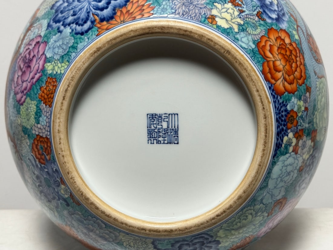 An Exquisite Doucai Flower Pattern Dragon Pattern Vase - 9