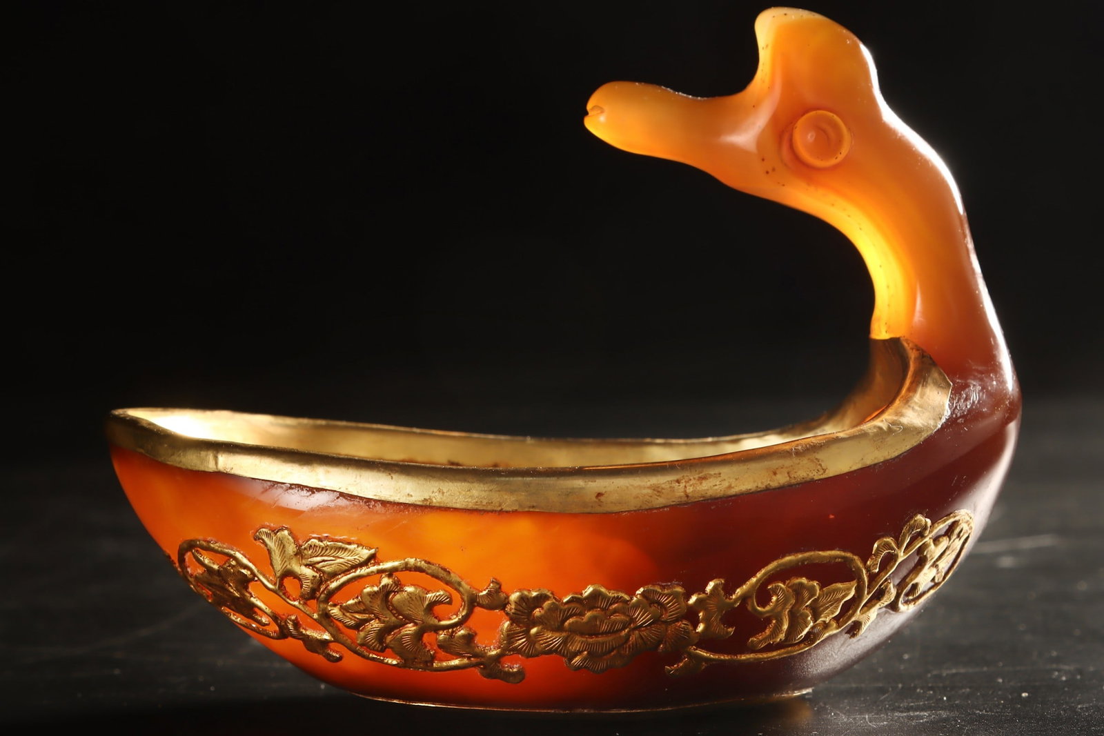 An Exquisite Agate Cover with Gold Lotus Pattern Cup: An Exquisite Agate Cover with Gold Lotus Pattern Cup the Warring States period in China Size:11.3cmx6.5cmx9cm Weight:231g (The Dimensions Of All Batches Are Manually Measured.If You Need More