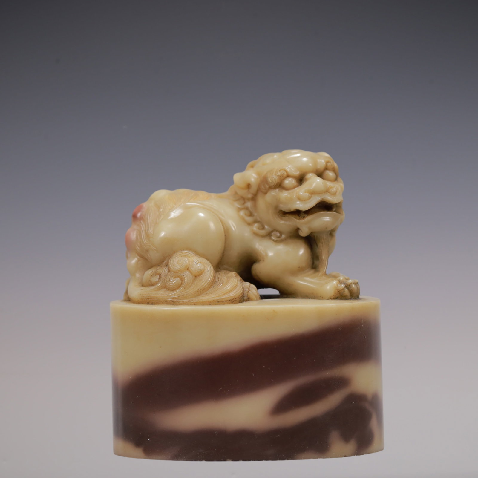 A Exquisite Shoushan Stone Auspicious Beast Seal: A Exquisite Shoushan Stone Auspicious Beast Seal Qing Dynasty, China Qianlong Four-character Mark Size:5.5cmx4.5cmx6cm Weight:200g (The Dimensions Of All Batches Are Manually Measured.If You Need