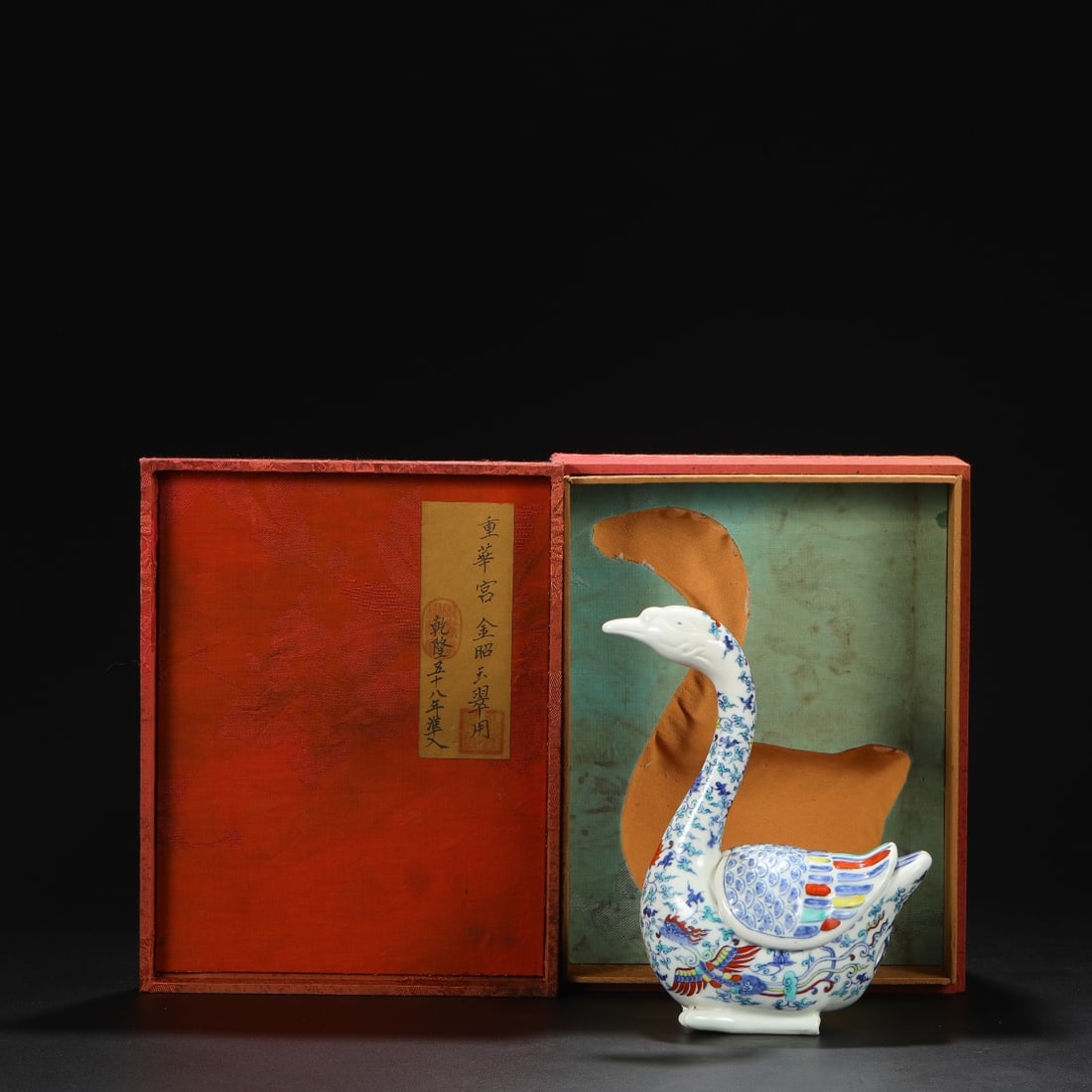 An Exquisite Doucai Lotus Pattern Phoenix Pattern Duck Ornament: An Exquisite Doucai Lotus Pattern Phoenix Pattern Duck Ornament Ming Dynasty, China Chenghua Six-character Mark Size:22cmx15cm (The Dimensions Of All Batches Are Manually Measured.If You Need More Det