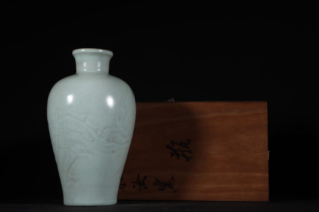 An Exquisite Ru yao Sky Blue Glazed Vase: An Exquisite Ru yao Sky Blue Glazed Vase Song Dynasty, China Size:20.5cmx12cm (The Dimensions Of All Batches Are Manually Measured.If You Need More Detailed Information, Please Contact Our Customer