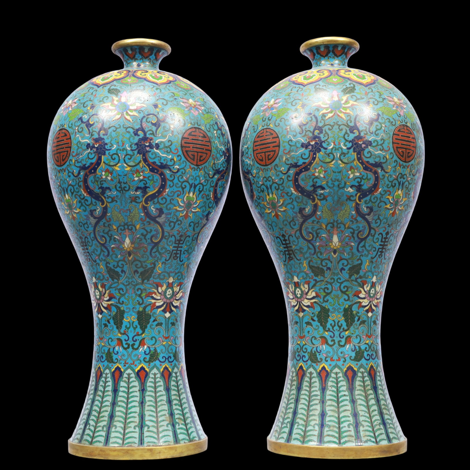 A Exquisite A pair of Cloisonne Lotus Pattern Bats and Peach Pattern Dragon Pattern Vase: A Exquisite A pair of Cloisonne Lotus Pattern Bats and Peach Pattern Dragon Pattern Vase Qing Dynasty, China Qianlong Four-character Mark Size:17cmx40cm Weight:4250g (The Dimensions Of All Batches