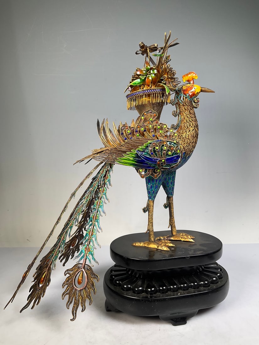 An Exquisite Gilt Silver Phoenix Ornament: An Exquisite Gilt Silver Phoenix Ornament Modern Time of China Size:38cmx40cm Weight:1505g (The Dimensions Of All Batches Are Manually Measured.If You Need More Detailed Information, Please Contact