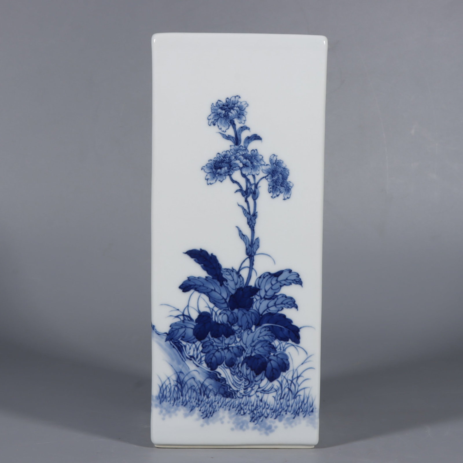 An Exquisite Blue and White Flower Pattern Brush Pot (1 of 9)