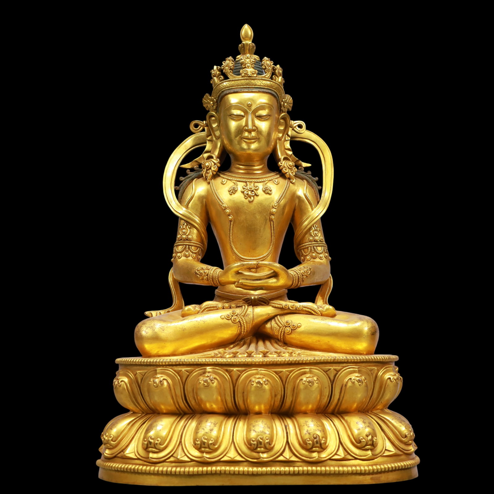 An Exquisite Gilt Bronze Statue of Amitayus: An Exquisite Gilt Bronze Statue of Amitayus Qing Dynasty, China Size:27cmx20cmx45cm Weight:13650g (The Dimensions Of All Batches Are Manually Measured.If You Need More Detailed Information, Please
