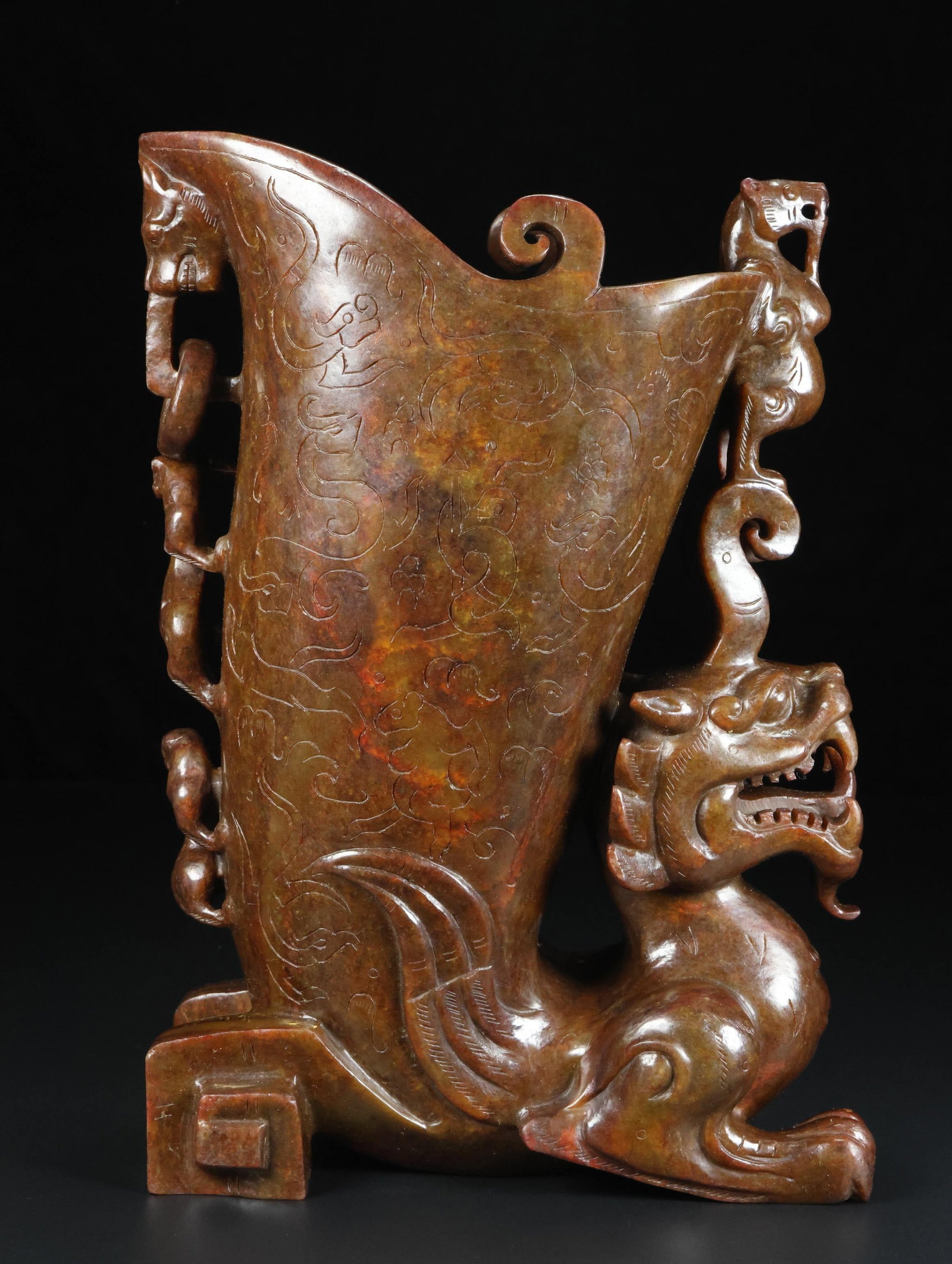 An Exquisite White Jade Dragon and Phoenix Pattern Cup: An Exquisite White Jade Dragon and Phoenix Pattern Cup Han Dynasty, China Size:24.8cmx18cmx8.9cm Weight:2.85kg (The Dimensions Of All Batches Are Manually Measured.If You Need More Detailed Informatio