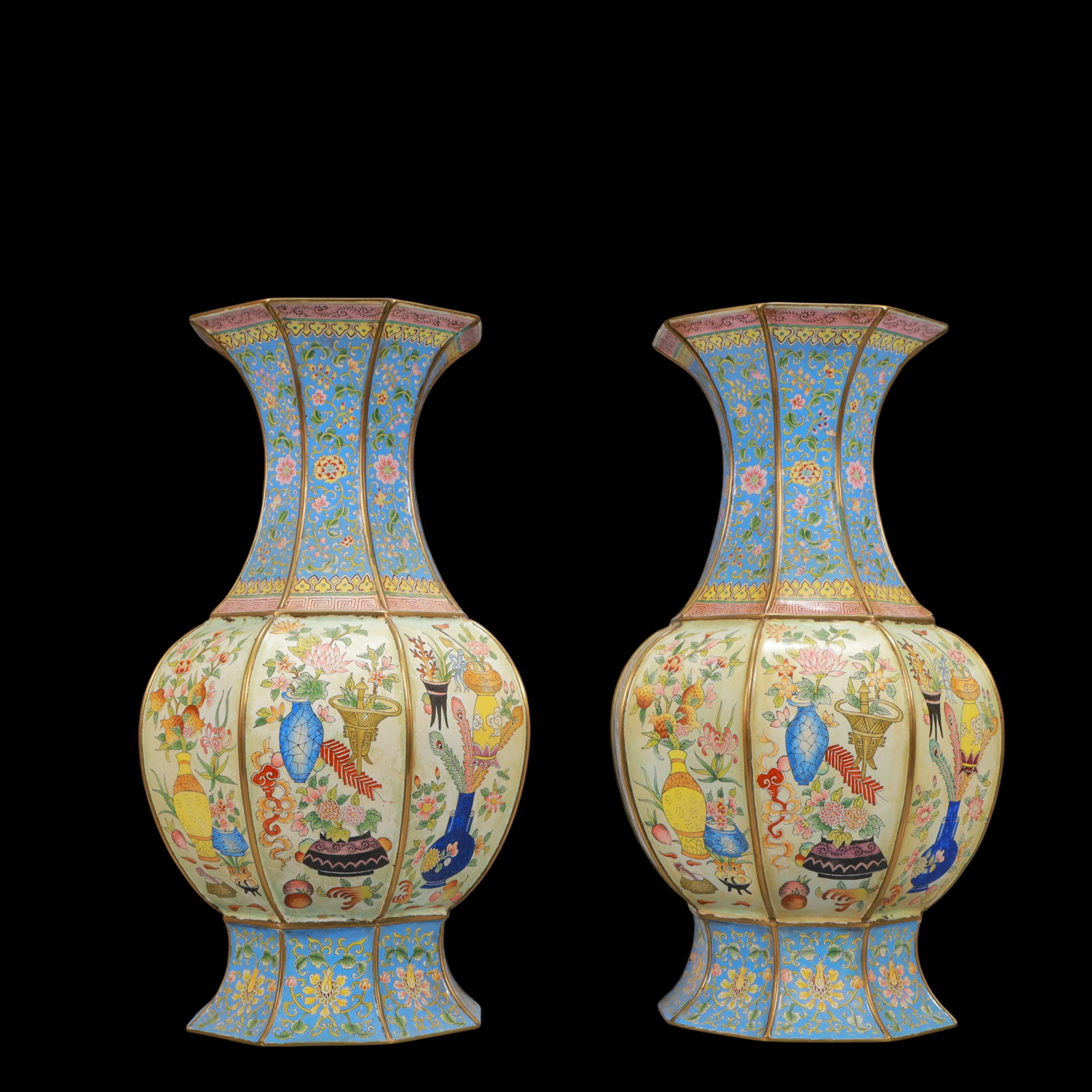 A Exquisite A pair of Coppery Enamel Lotus Pattern Flower Pattern Vase: A Exquisite A pair of Coppery Enamel Lotus Pattern Flower Pattern Vase Qing Dynasty, China Qianlong Four-character Mark Size:18cmx34cm Weight:4150g (The Dimensions Of All Batches Are Manually Measured