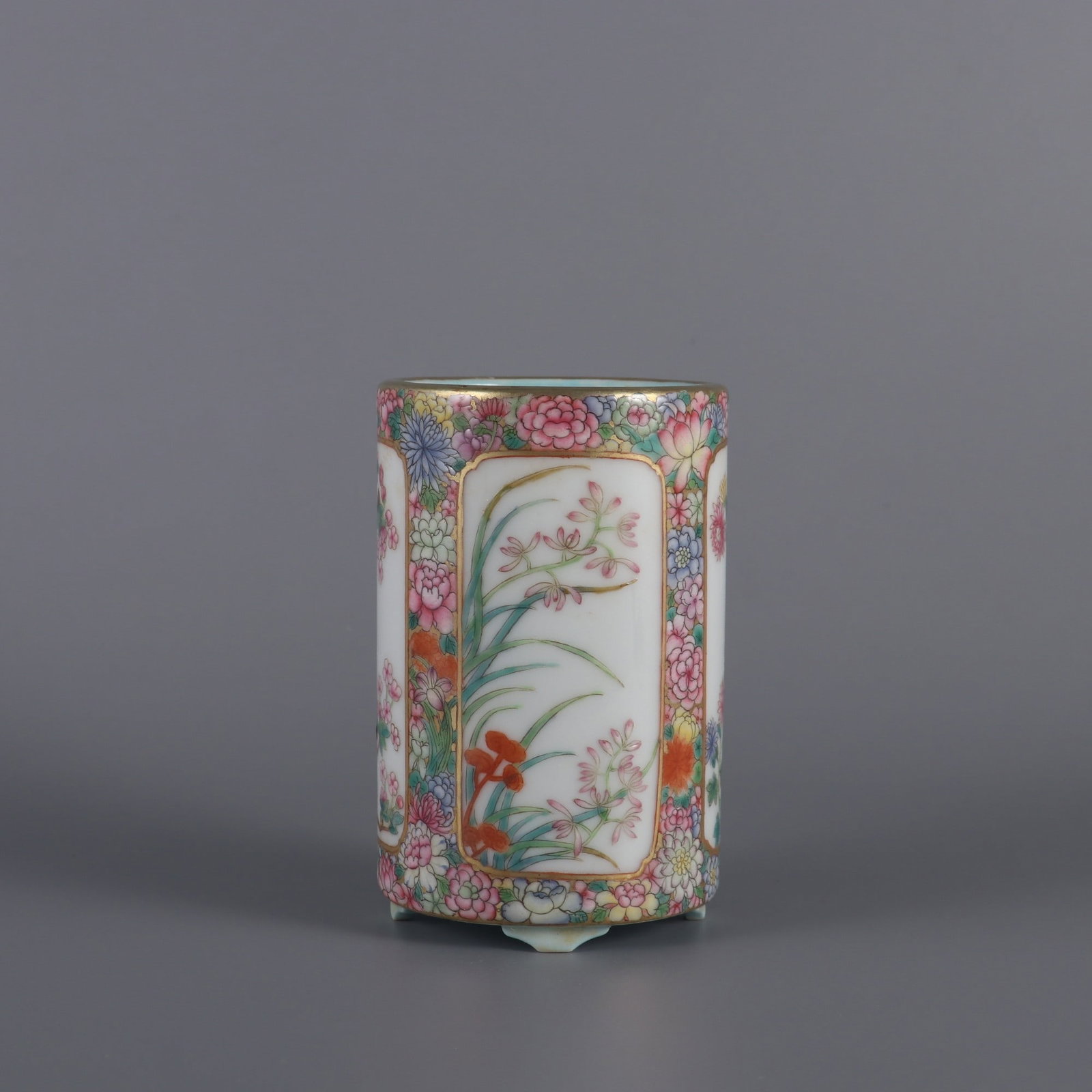 An Exquisite Famille-Rose Flower Pattern Brush Pot: An Exquisite Famille-Rose Flower Pattern Brush Pot Qing Dynasty, China Qianlong Six-character Mark Size:11cmx7.2cm (The Dimensions Of All Batches Are Manually Measured.If You Need More Detailed Inform