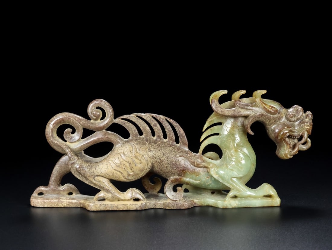 An Exquisite White Jade Dragon Ornament: An Exquisite White Jade Dragon Ornament Han Dynasty, China Size:27.5cmx11cmx4cm Weight:889g (The Dimensions Of All Batches Are Manually Measured.If You Need More Detailed Information, Please Contact