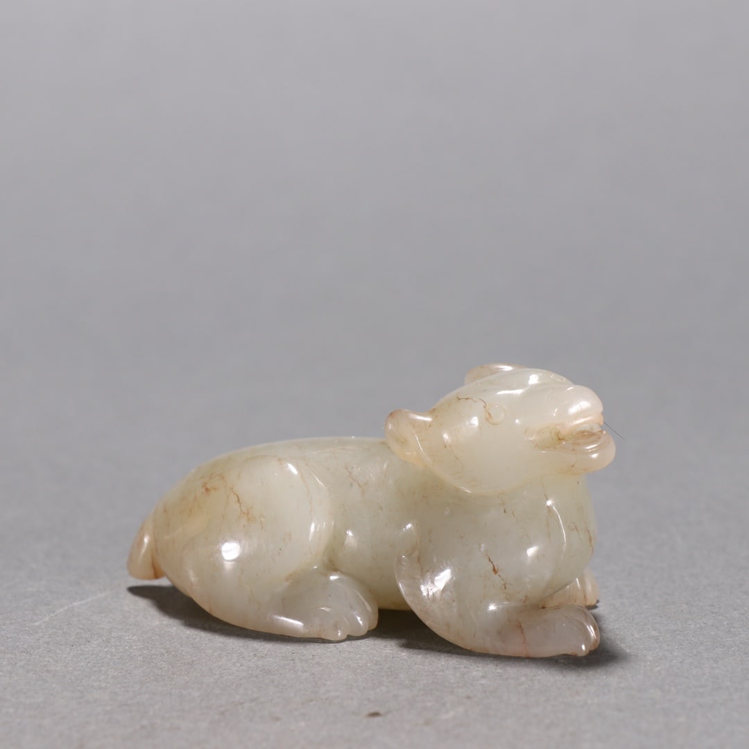 An Exquisite White Jade Bear Ornament: An Exquisite White Jade Bear Ornament Qing Dynasty, China Size:3.1cmx6.3cm Weight:65.9g (The Dimensions Of All Batches Are Manually Measured.If You Need More Detailed Information, Please Contact Our C