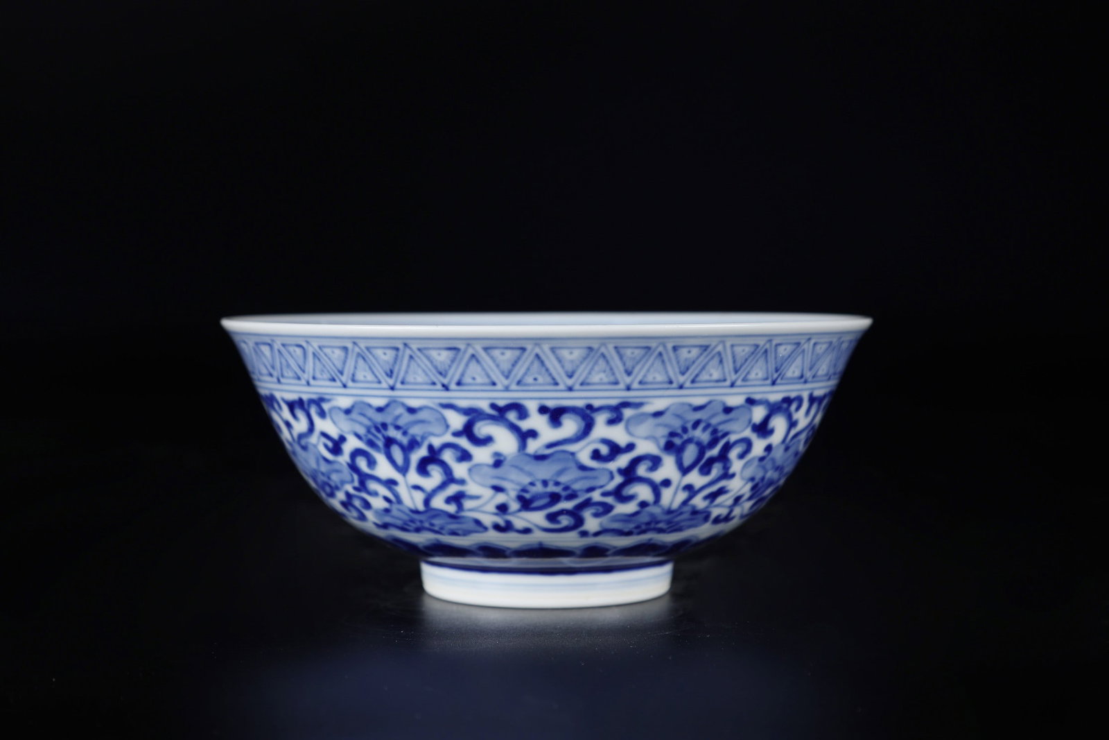 An Exquisite Blue and White Lotus Pattern Bowl: An Exquisite Blue and White Lotus Pattern Bowl Qing Dynasty, China Daoguang Six-character Mark Size:6.5cmx15.2cm (The Dimensions Of All Batches Are Manually Measured.If You Need More Detailed Informat