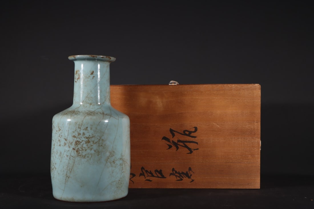 An Exquisite Guan yao Celadon Glazed Vase: An Exquisite Guan yao Celadon Glazed Vase Song Dynasty, China Size:22cmx13cm (The Dimensions Of All Batches Are Manually Measured.If You Need More Detailed Information, Please Contact Our Customer Ser