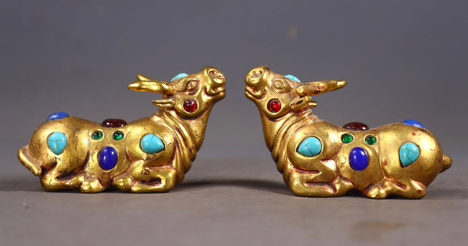 A Pair of Exquisite Gilt Bronze Inlaid Gems Buffalo: A Pair of Exquisite Gilt Bronze Inlaid Gems Buffalo Qing Dynasty, China Size:6cmx9cmx3cm Weight:902g (The Dimensions Of All Batches Are Manually Measured.If You Need More Detailed Information, Please
