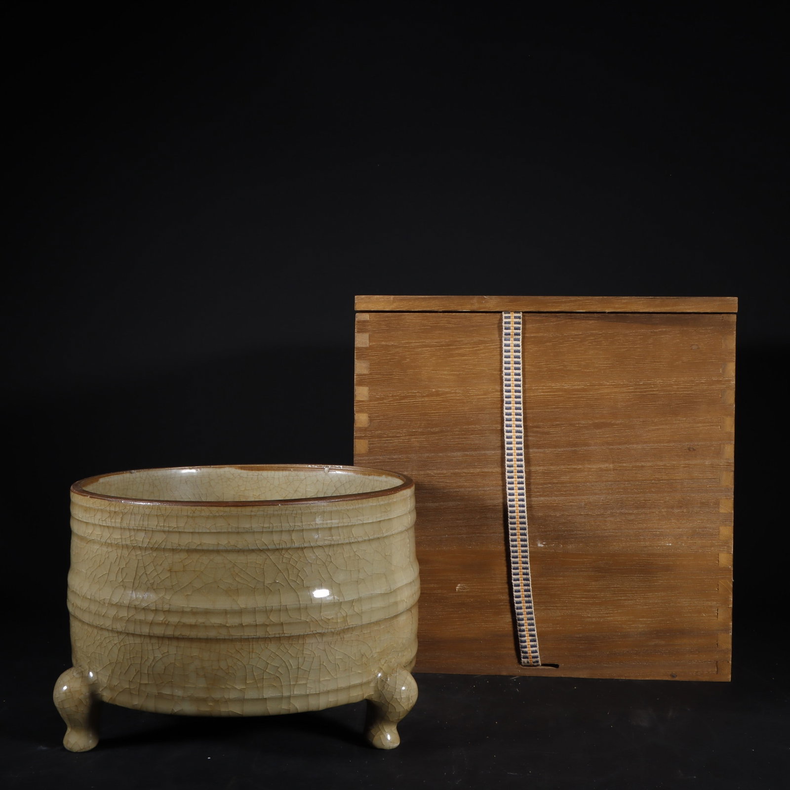 An Exquisite Guan yao Yellow Glazed Tripod Censer: An Exquisite Guan yao Yellow Glazed Tripod Censer Song Dynasty, China Size:13cmx18.5cm (The Dimensions Of All Batches Are Manually Measured.If You Need More Detailed Information, Please Contact Our Cu