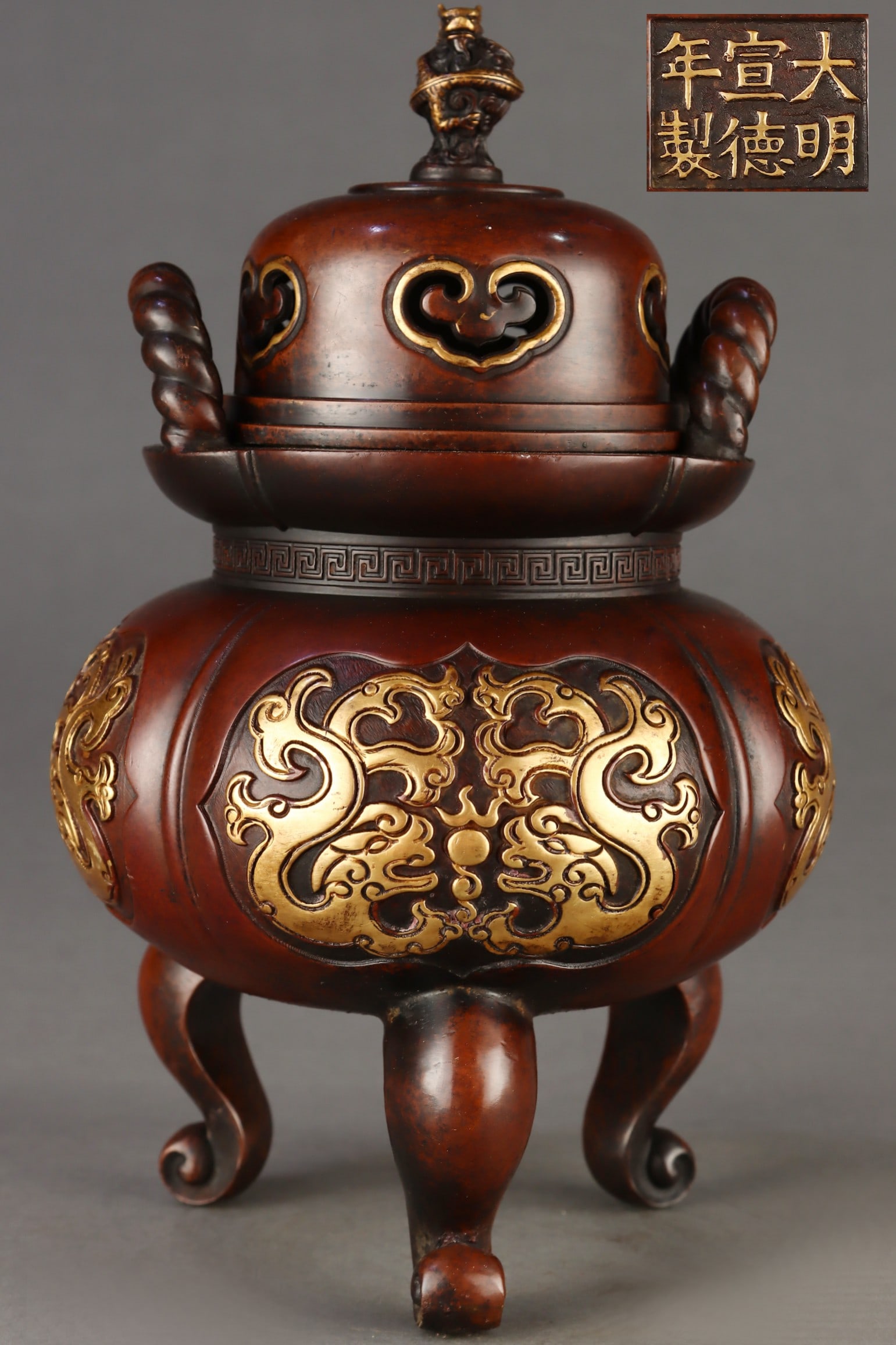An Exquisite Gilt Bronze Dragon Pattern Double-Ears and Tripod Censer: An Exquisite Gilt Bronze Dragon Pattern Double-Ears and Tripod Censer Ming Dynasty, China Size:25cmx16cm Weight:4050g (The Dimensions Of All Batches Are Manually Measured.If You Need More Detailed Inf