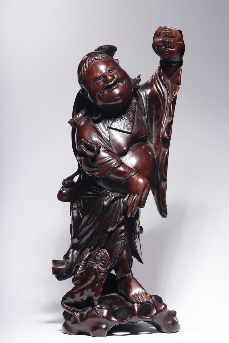 A Qing Dynasty mahogany bangs play golden toad ornament: Qing Dynasty mahogany bangs play golden toad ornament Mahogany is carefully carved of mahogany, with clear texture, mellow pulp, elegant and far-reaching. The material is large, and the design is