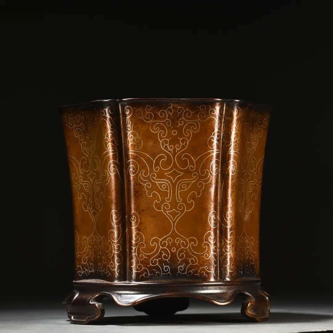 A Ming Dynasty copper-inlaid silver wire pen holder: Ming Dynasty copper-inlaid silver wire pen holder bottom stone sou SIZE: H:15.5cm MouthD:15.5cm W:3.2kg (The Dimensions Of All Batches Are Manually Measured.If You Need More Detailed Information, Plea