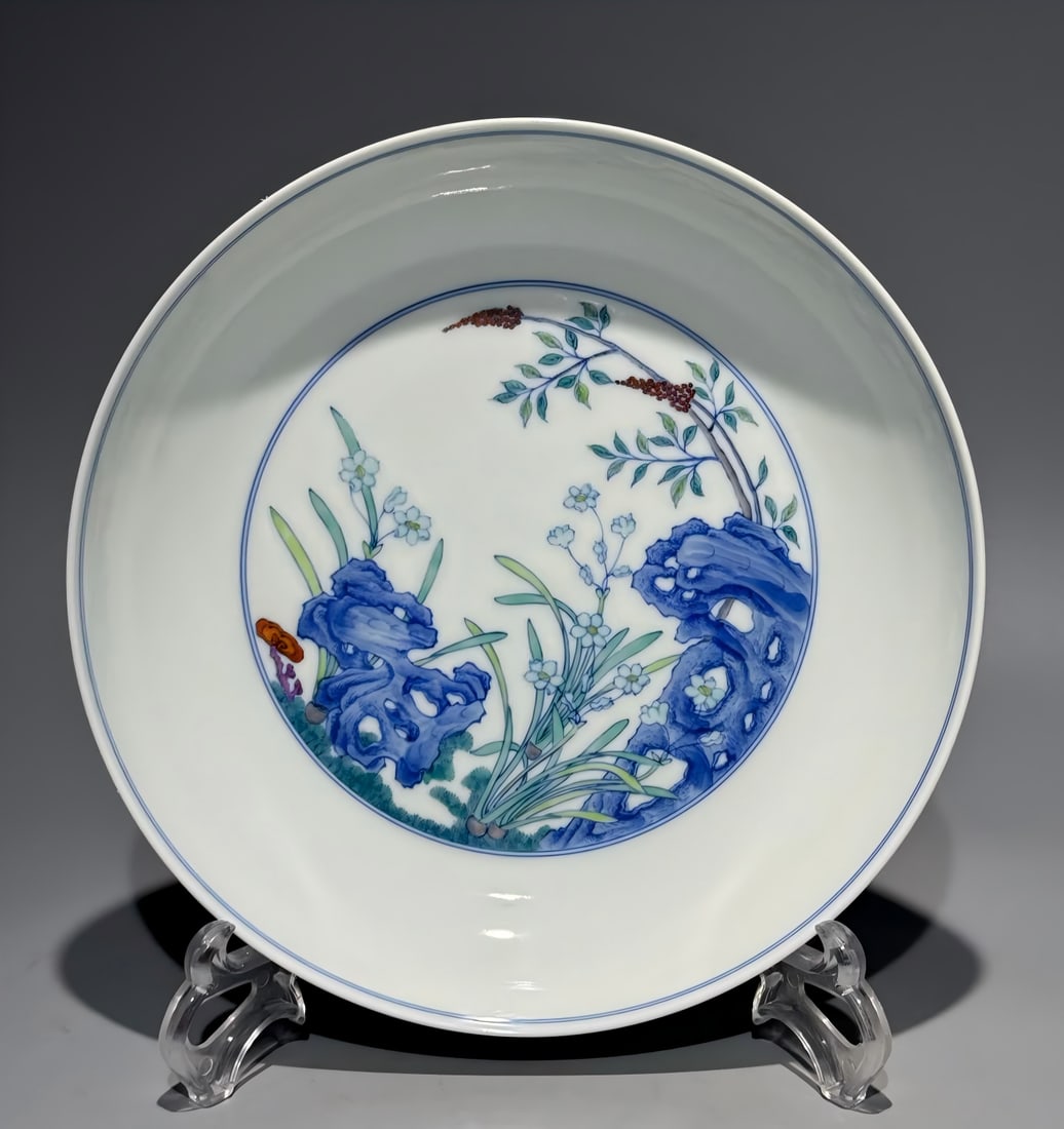 A piece of Qing Dynasty Yongzheng Doucai Lanzhi Lake Stone Birthday Plate: Qing Dynasty Yongzheng Doucai Lanzhi Lake Stone Birthday Plate SIZE: H:4.3cm D:21.2cm (The Dimensions Of All Batches Are Manually Measured.If You Need More Detailed Information, Please Contact Our