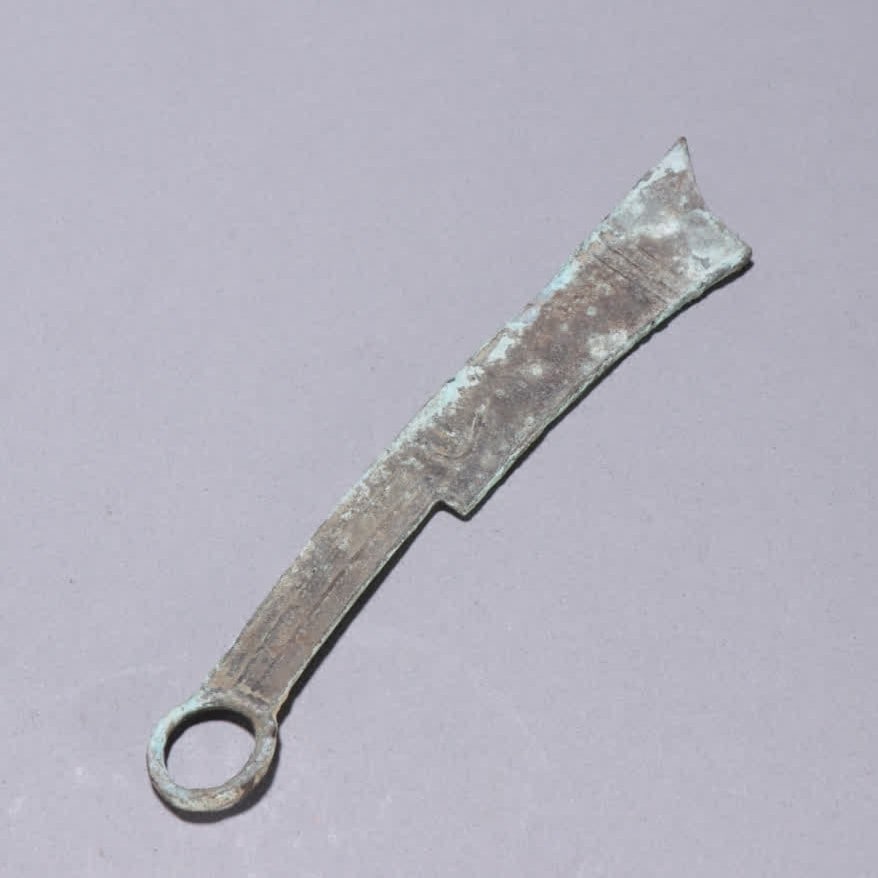 A Warring States copper knife coin: Warring States copper knife coins SIZE: L:16.2cm W:2.6cm W:31.3g (The Dimensions Of All Batches Are Manually Measured.If You Need More Detailed Information, Please Contact Our Customer Service Before