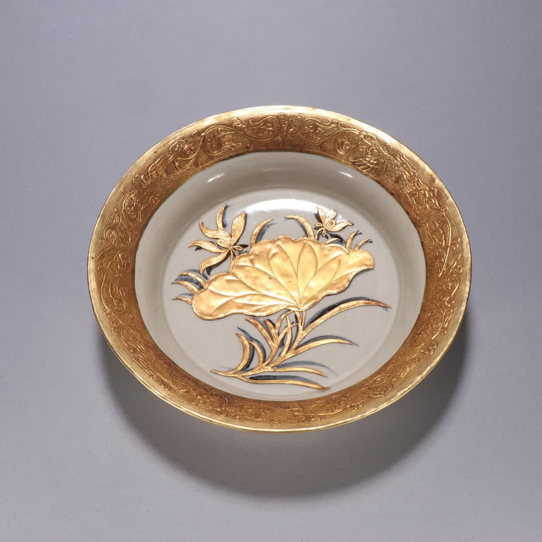 A Song Ding kiln gold-carved lotus leaf pattern plate: Song Ding kiln gold-carved lotus leaf pattern plate SIZE: H:5cm W:20.7cm (The Dimensions Of All Batches Are Manually Measured.If You Need More Detailed Information, Please Contact Our Customer