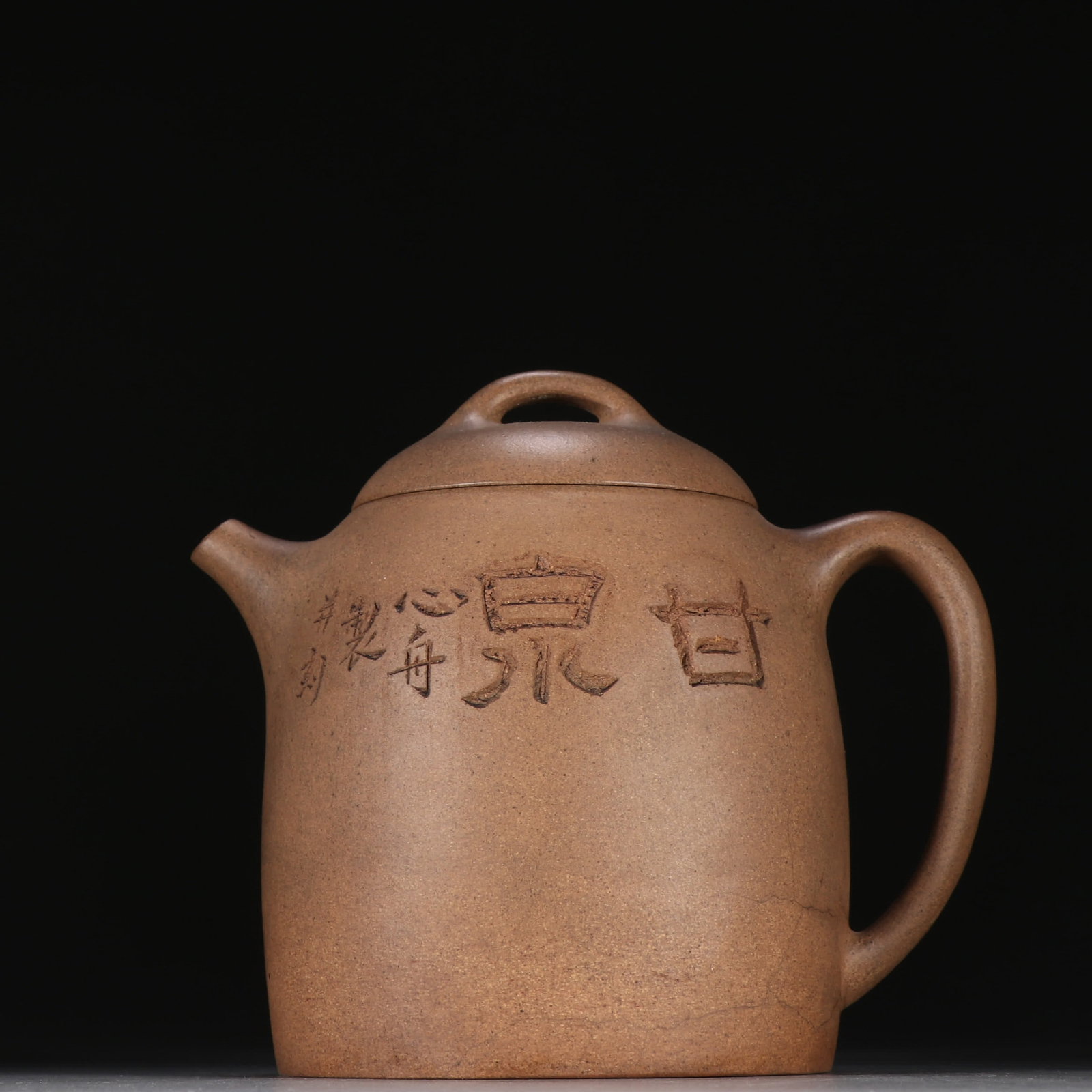 A Qing Dynasty He Xinzhou purple sand teapot: Qing Dynasty He Xinzhou purple sand teapot SIZE: H:12.8cm W:13.6cm (The Dimensions Of All Batches Are Manually Measured.If You Need More Detailed Information, Please Contact Our Customer Service