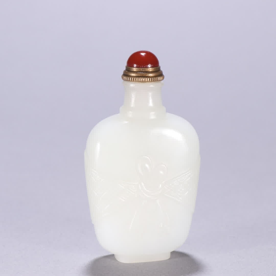 A Qing Dynasty Hetian jade baggage pattern snuff bottle: Qing Dynasty Hetian jade baggage pattern snuff bottle SIZE: H:7.6cm W:4.1cm W:71g (The Dimensions Of All Batches Are Manually Measured.If You Need More Detailed Information, Please Contact Our Custome
