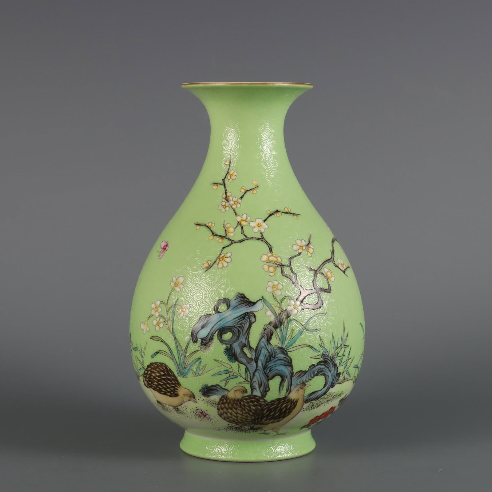 A Qing Dynasty Qianlong year green space pickup pollen color jade pot spring vase of peace and (1 of 9)
