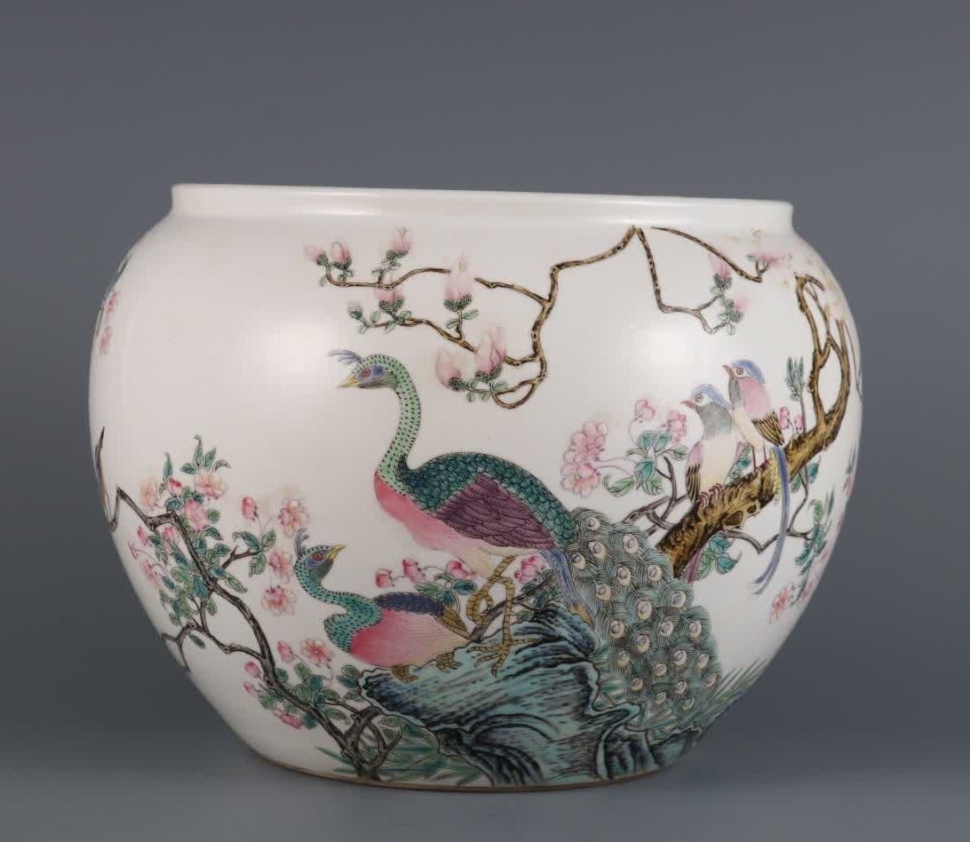 A small roll jar with a pastel flower and bird pattern made in the Yongzheng era of the Qing Dynasty (1 of 9)