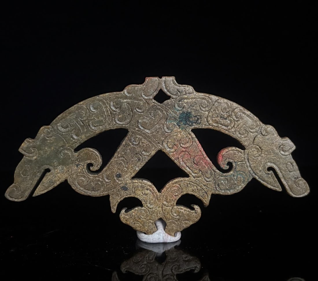 A Han Dynasty jade double dragon pendant: Han Dynasty jade double dragon pendant SIZE: 13x7.0x0.5cm 60g (The Dimensions Of All Batches Are Manually Measured.If You Need More Detailed Information, Please Contact Our Customer Service Before Bid