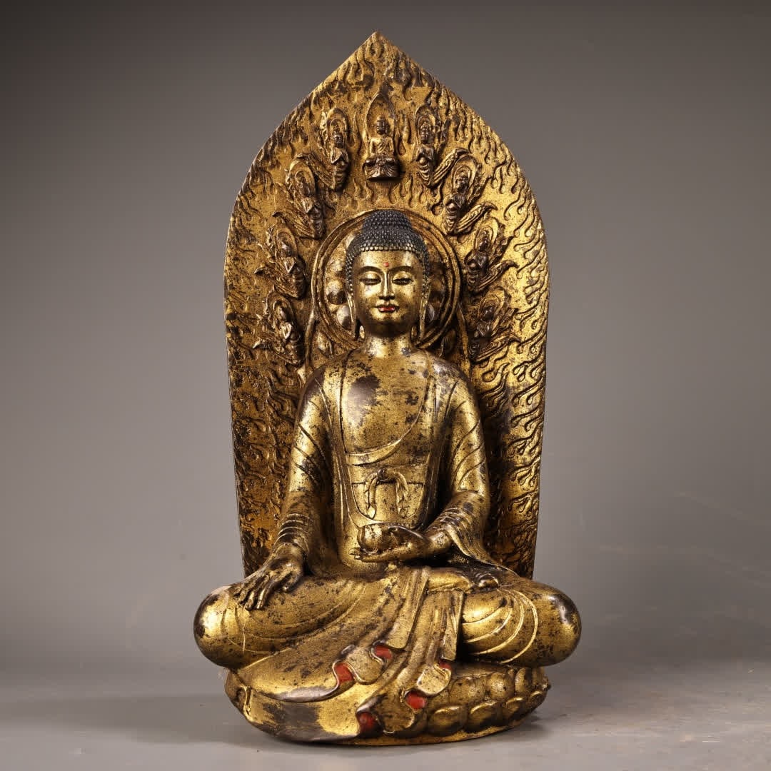 A Buddha statue of Shakyamuni Buddha engraved with high relief engraved in gold in the Qing Dynasty (1 of 11)