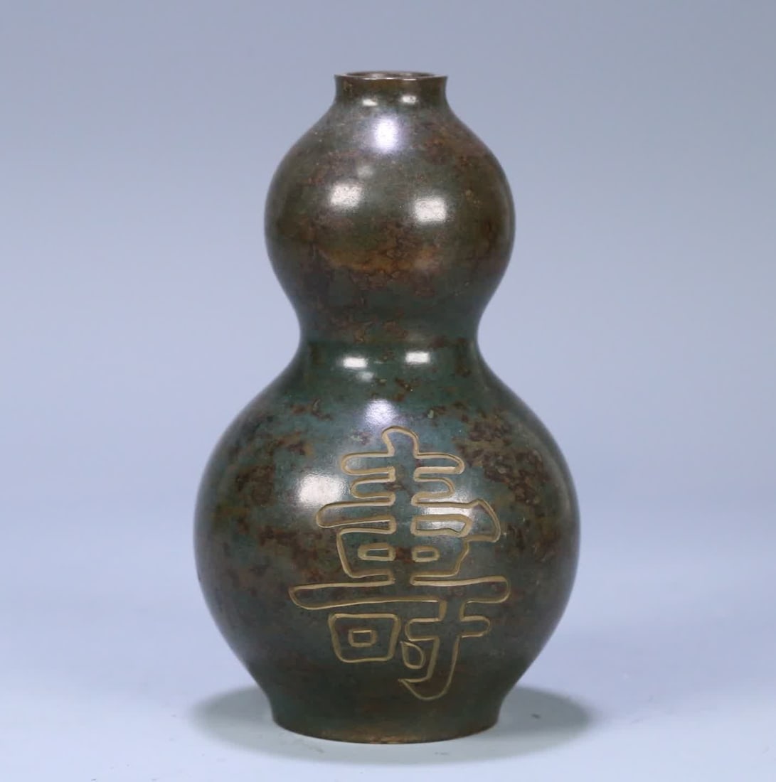A Qing Dynasty copper longevity gourd bottle: Qing Dynasty copper longevity gourd bottle SIZE: 15x9cm W:430g (The Dimensions Of All Batches Are Manually Measured.If You Need More Detailed Information, Please Contact Our Customer Service Before Bi