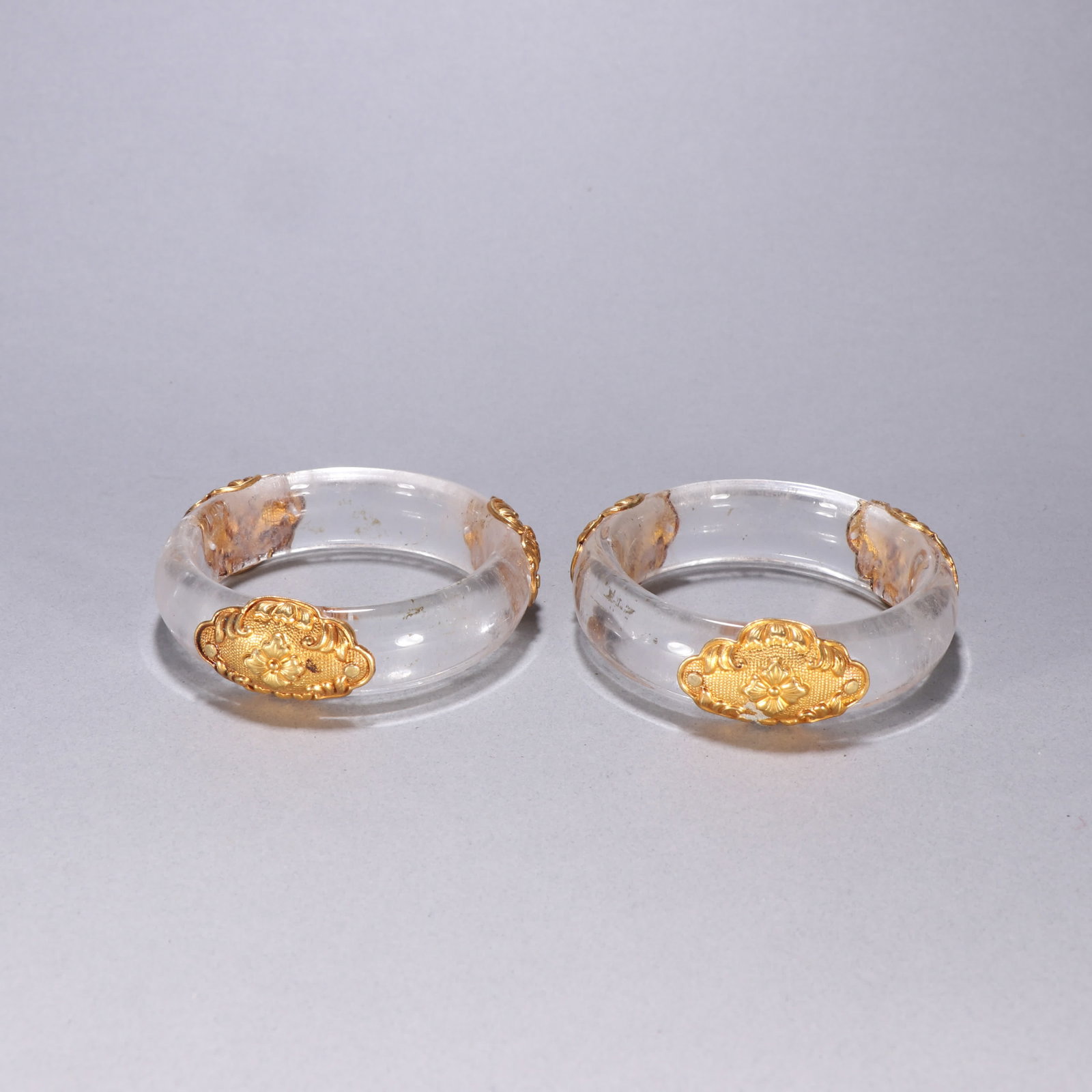 A pair of Qing Dynasty crystal-clad gold-clad bracelets: A pair of crystal-enclosed gold-plated bracelets from the Qing Dynasty SIZE: Inner diameter 5.9cm W: 1.9cm Single W: 89.1g (The Dimensions Of All Batches Are Manually Measured.If You Need More Detaile