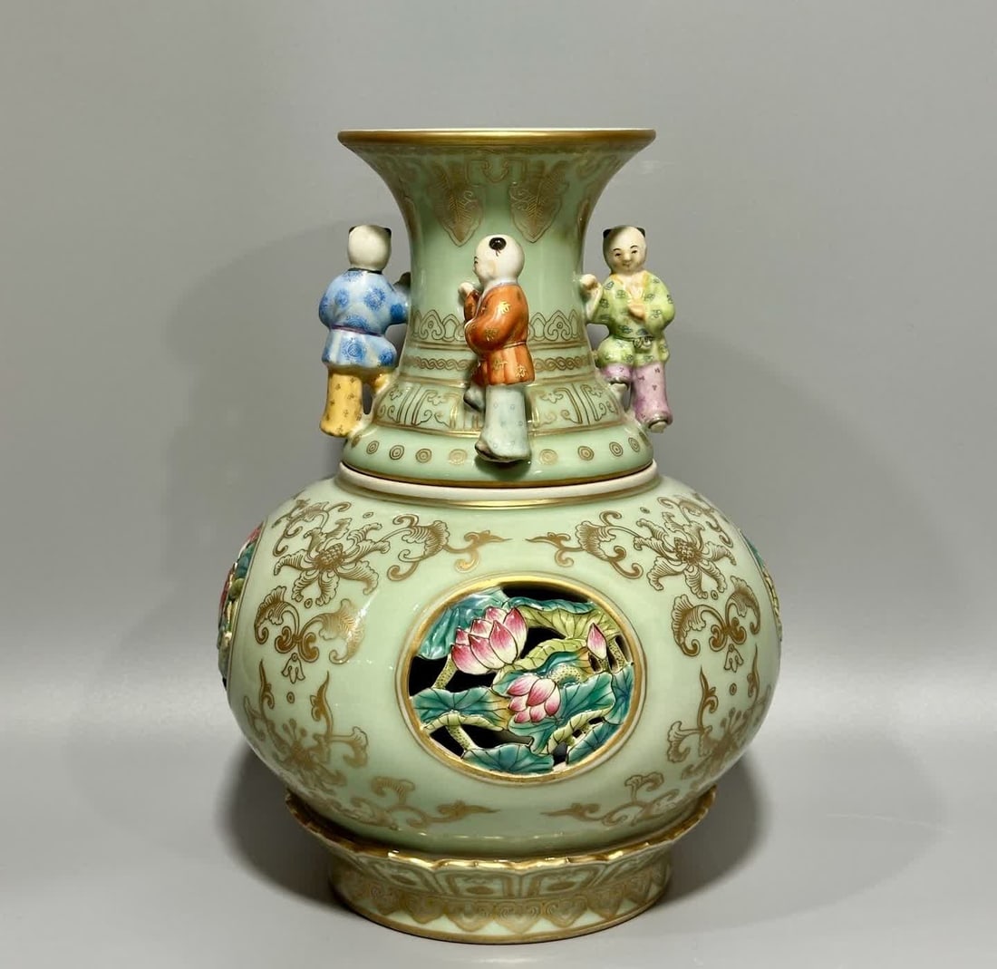 A Qianlong year of the Qing Dynasty pink blue glaze gold-painted hollow consecrated character: Qianlong year of the Qing Dynasty Pink blue glaze gold-painted hollow consecrated figure pattern amphora SIZE: H: 30.7cm MouthD: 12.6cm Belly diameter 23.7cm Bottom diameter 14.2cm (The Dimensions Of 