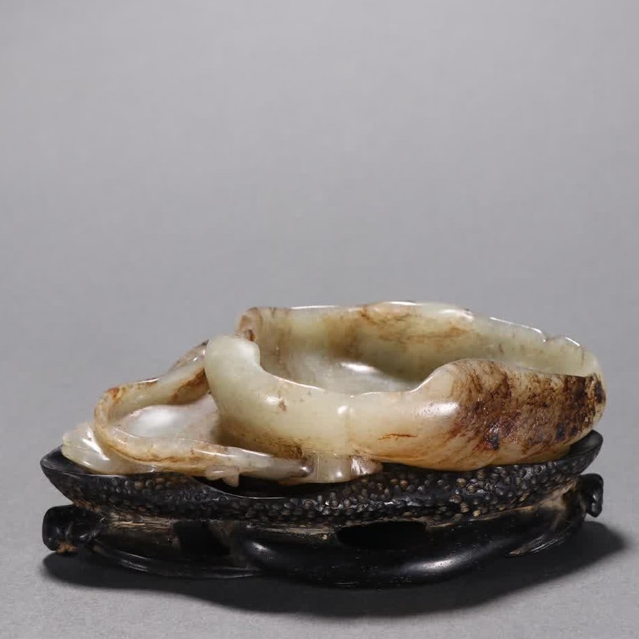 A piece of Qing Dynasty Hetian jade seed material carved lotus leaf shape brush wash: Qing Dynasty Hetian jade seed material carved lotus leaf shape brush wash SIZE: Net W: 145.4g H: 4.3cm W: 11cm (The Dimensions Of All Batches Are Manually Measured.If You Need More Detailed Informatio