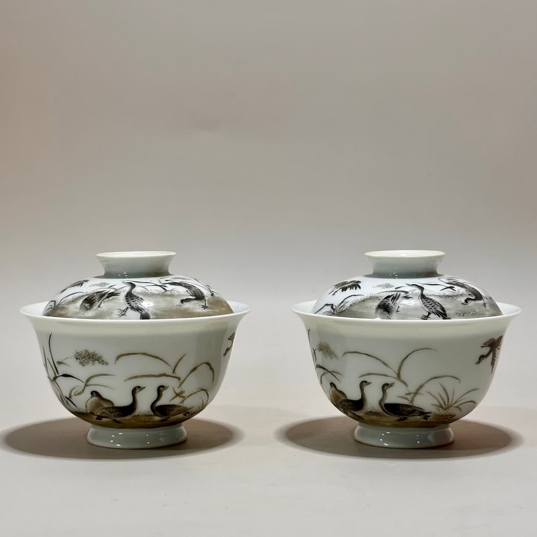 A Yongzheng year black Lu Yan pattern gaiwan: Yongzheng year black color Lu Yan pattern gaiwan SIZE: H: 7.1cm MouthD: 89cm Bottom diameter 3.9cm (The Dimensions Of All Batches Are Manually Measured.If You Need More Detailed Information, Please Co