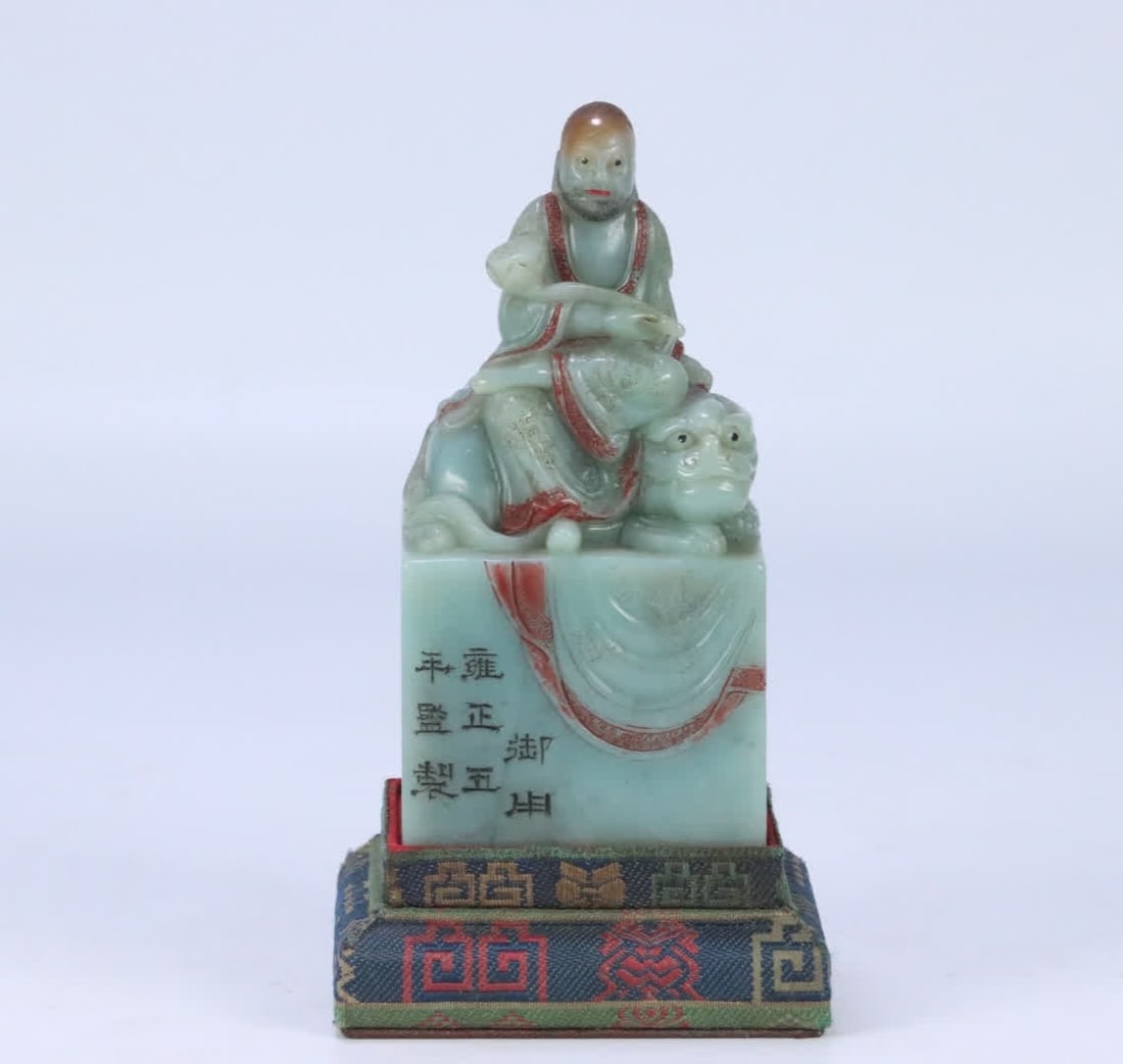 A piece of the imperial Yongzheng fifth year supervised Shoushan stone Fuhu Arhat button seal: The emperor used the Yongzheng 5th year supervisor Shoushan Shifuhu Arhat button seal SIZE: 10.3x5.1x4.77cm W:370.5g (The Dimensions Of All Batches Are Manually Measured.If You Need More Detailed Info