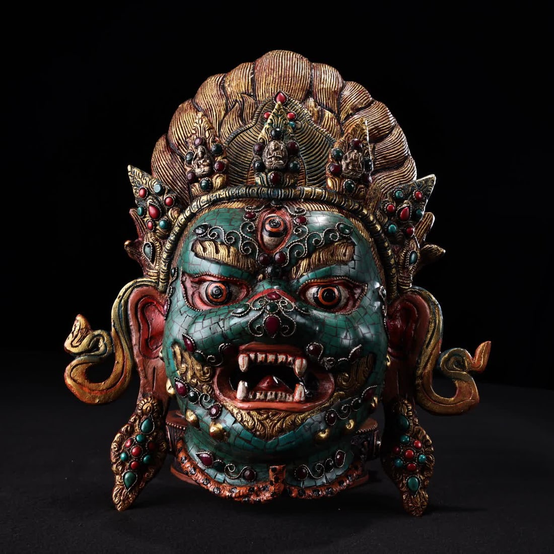 A Qing Dynasty Tibetan inlaid gemstone painted gold-painted Mamahakala protector mask head: Qing Dynasty Tibetan inlaid gemstone painted gold-painted Mamahakala protector mask head SIZE: W:4000g H:33cm W:28cm (The Dimensions Of All Batches Are Manually Measured.If You Need More Detailed Info