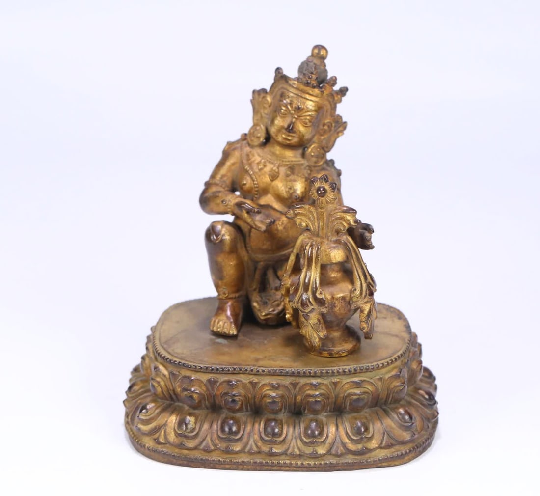 A 17th-century Tibetan bronze gilt statue of the God of Wealth: 17th century Tibetan bronze gilt statue of the God of Wealth SIZE: 15.8x13.8x10.4cm W:2130g (The Dimensions Of All Batches Are Manually Measured.If You Need More Detailed Information, Please Contact O