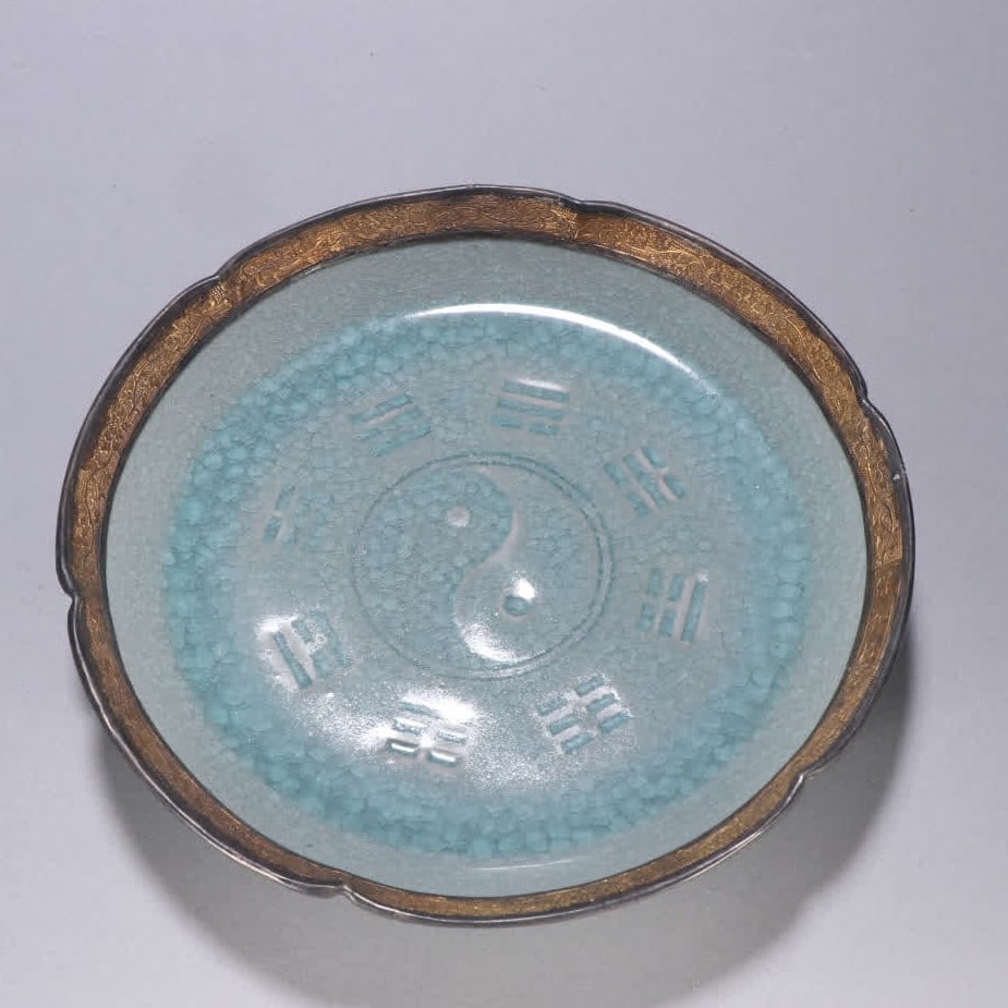 A Qing Dynasty ice crack glaze Tai Chi Bagua pattern Kuikou plate: Qing Dynasty ice crack glaze Tai Chi Bagua pattern Kuikou plate SIZE: H:4cm W:19.7cm (The Dimensions Of All Batches Are Manually Measured.If You Need More Detailed Information, Please Contact Our Cust