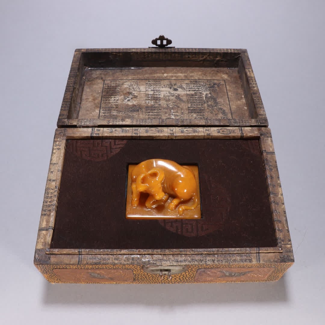 A Zhang Hanyue seal Tian Huang stone cow button seal (1 of 9)