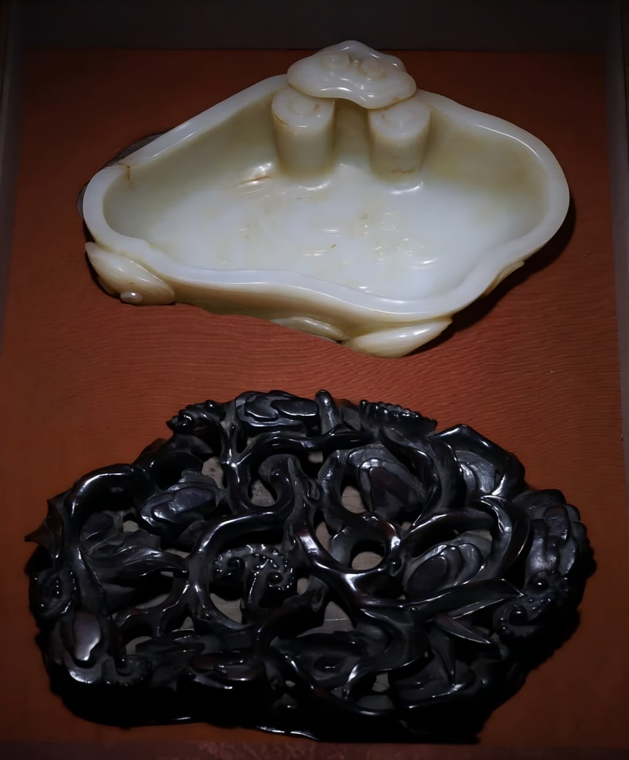 A Qing Dynasty jade Ganoderma lucidum brush washing study room elegant vessel (1 of 9)