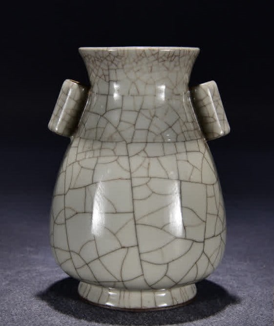 A Ming Dynasty Chenghua Ge kiln curled ear bottle (1 of 9)