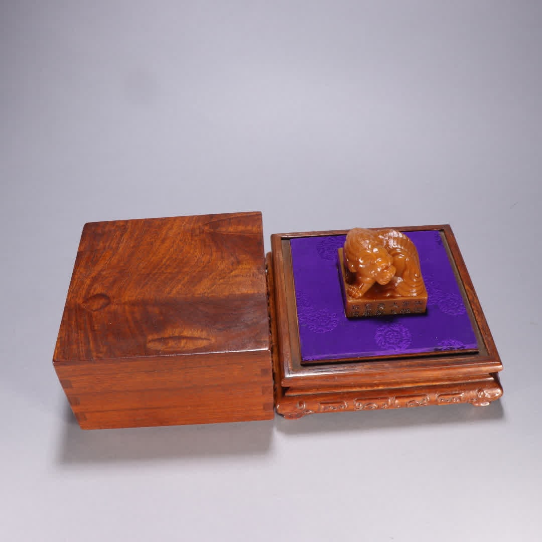 A Qing Dynasty Tian Huangshi beast button seal: Qing Dynasty Tian Huangshi beast button seal SIZE: H:5.8cm W:6cm W:344g (The Dimensions Of All Batches Are Manually Measured.If You Need More Detailed Information, Please Contact Our Customer Service 