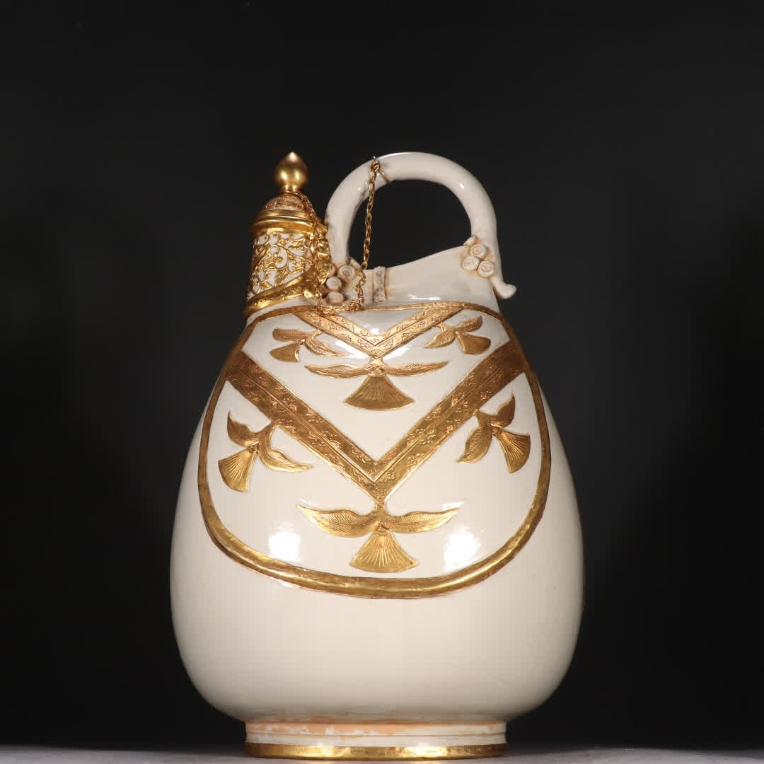 A Qing Dynasty Ding kiln gold-covered beam skin pot (1 of 9)