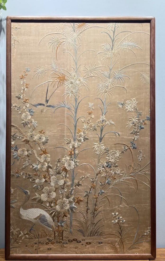 A late Qing Dynasty Republic of China Cantonese embroidered flowers and birds: Late Qing Dynasty Republic of China Cantonese embroidered flowers and birds SIZE: 142x88cm (The Dimensions Of All Batches Are Manually Measured.If You Need More Detailed Information, Please Contact Ou