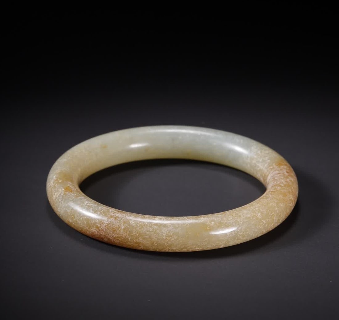 A Qing Dynasty Hetian jade bracelet (1 of 9)