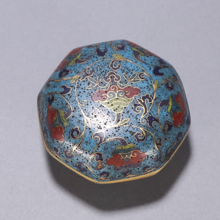 A Ming Dynasty Xuande copper tire cloisonnecover box: Ming Dynasty Xuande copper tire cloisonnelid box SIZE: H:4.1cm W:7.2cm W:177.4g (The Dimensions Of All Batches Are Manually Measured.If You Need More Detailed Information, Please Contact Our Customer 