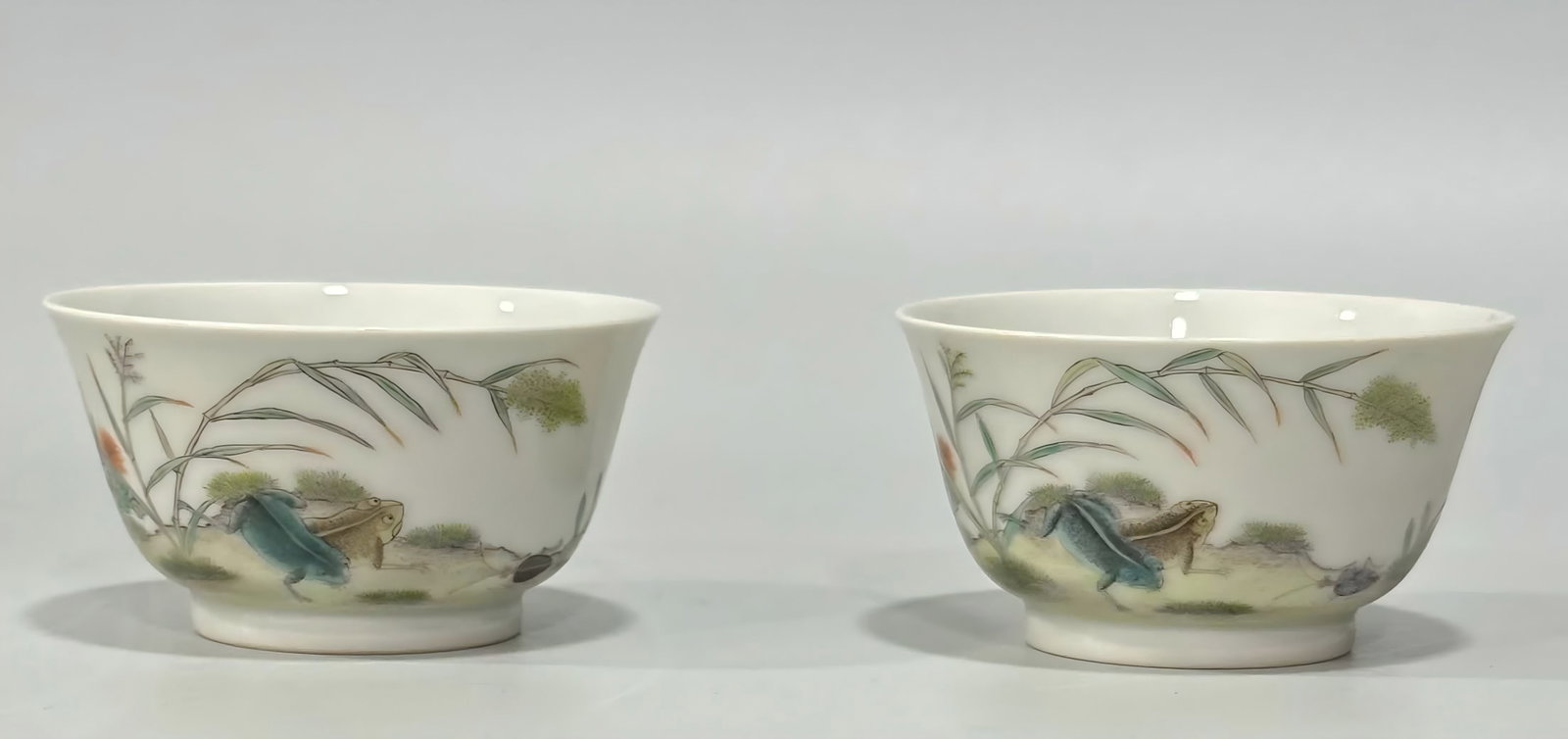 A Qing Dynasty Yongzheng pastel insect pattern cup: Qing Dynasty Yongzheng pastel insect pattern cup SIZE: H:3.8cm MouthD:6.8cm (The Dimensions Of All Batches Are Manually Measured.If You Need More Detailed Information, Please Contact Our Customer Serv